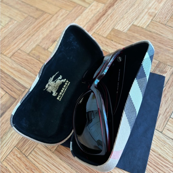 Burberry sunglasses with original case and dust cloth - Picture 7 of 10